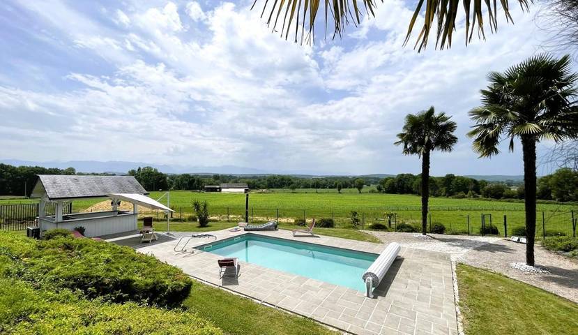 Gîte pour 6 personnes, avec terrasse ainsi que jardin et piscine
