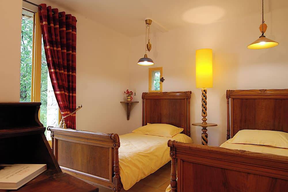 Character house with swimming pool set in Provencal garrigue. in La Roque-sur-Pernes, Vaucluse