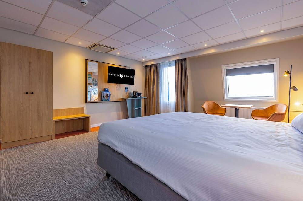 Hotel on the Lake with Marina Access, Nature Walks and Fresh Cuisine in Loosdrecht, Groene Hart