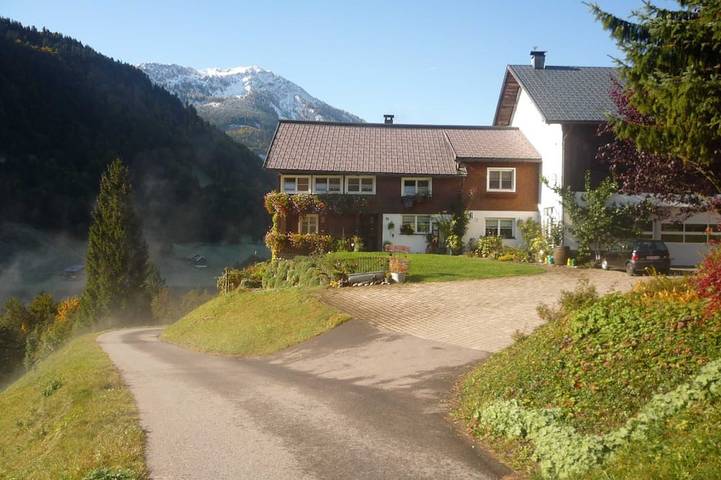 Ferienwohnung für 5 Personen, mit Balkon und Garten in Blons