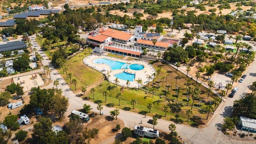 Camping für 4 Personen, mit Garten und Kinderpool sowie Pool an der Algarve