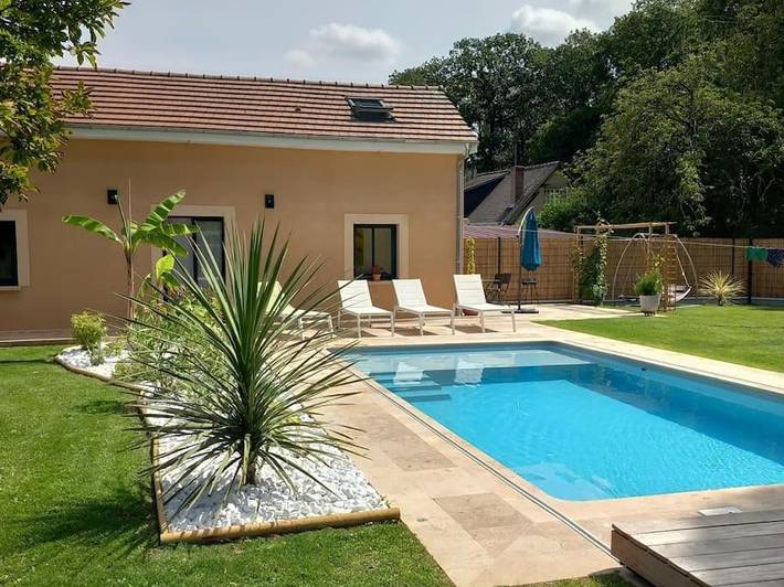 Location de vacances pour 4 personnes, avec piscine ainsi que sauna et jardin à Cierrey