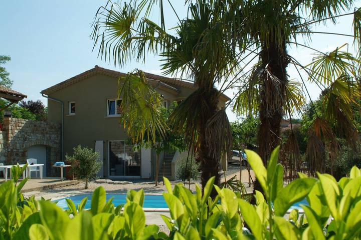 Gîte pour 12 personnes, avec piscine à Chambonas