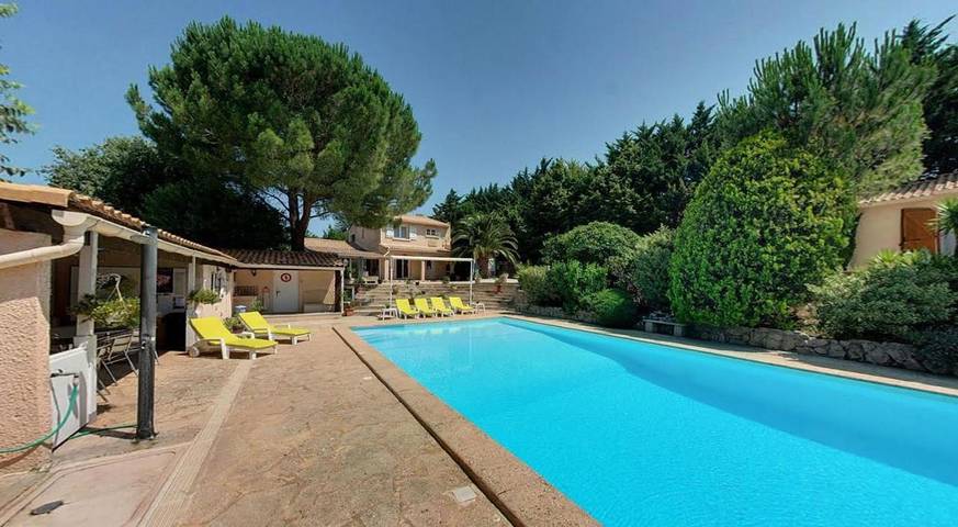 Location de vacances pour 2 personnes, avec Terrasse et Jardin ainsi que Piscine et Vue à Cabrières (Gard)