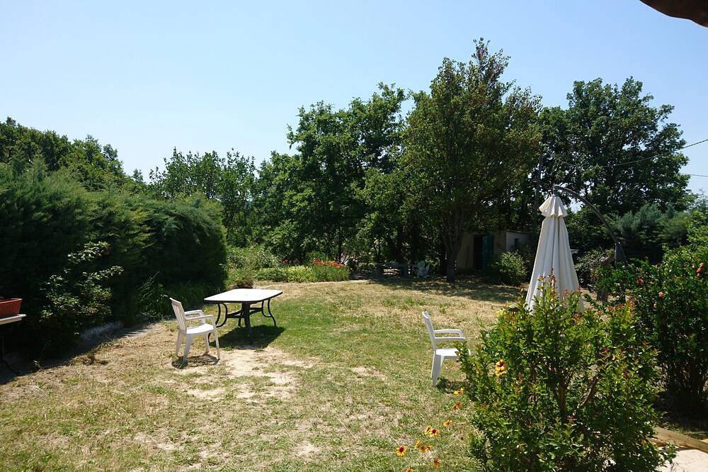 House with magnificent swimming pool and wooden terrace sheltered by oak trees in La Tour-d'Aigues, Regionaler Naturpark Luberon