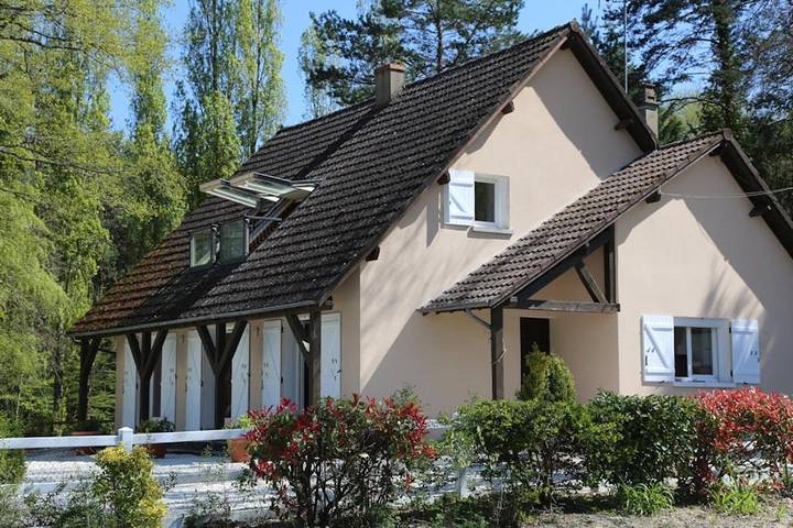 Maison de vacances pour 9 personnes, avec Balcon et Terrasse ainsi que Jardin et Piscine à Gien