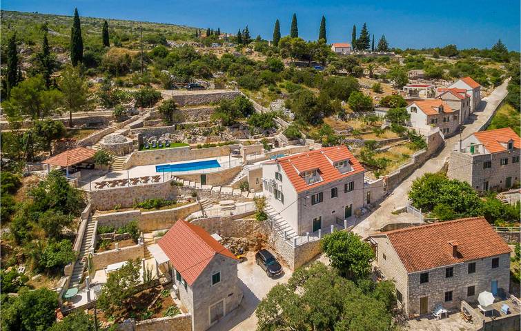 Gemütliche 2-Zimmer-Wohnung mit Pool und Terrasse, 1,5 km von der Küste entfernt in Milna, Brac