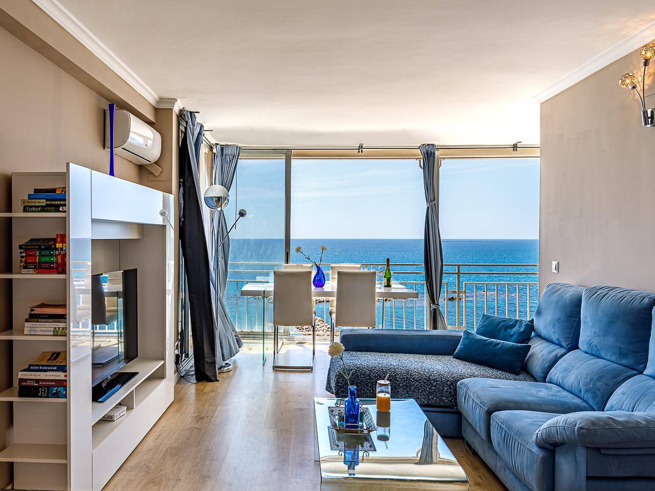 Entire apartment, Lovely apartment in Altea 25m from the beach, air-conditioned, family-friendly in Town of Altea, Altea