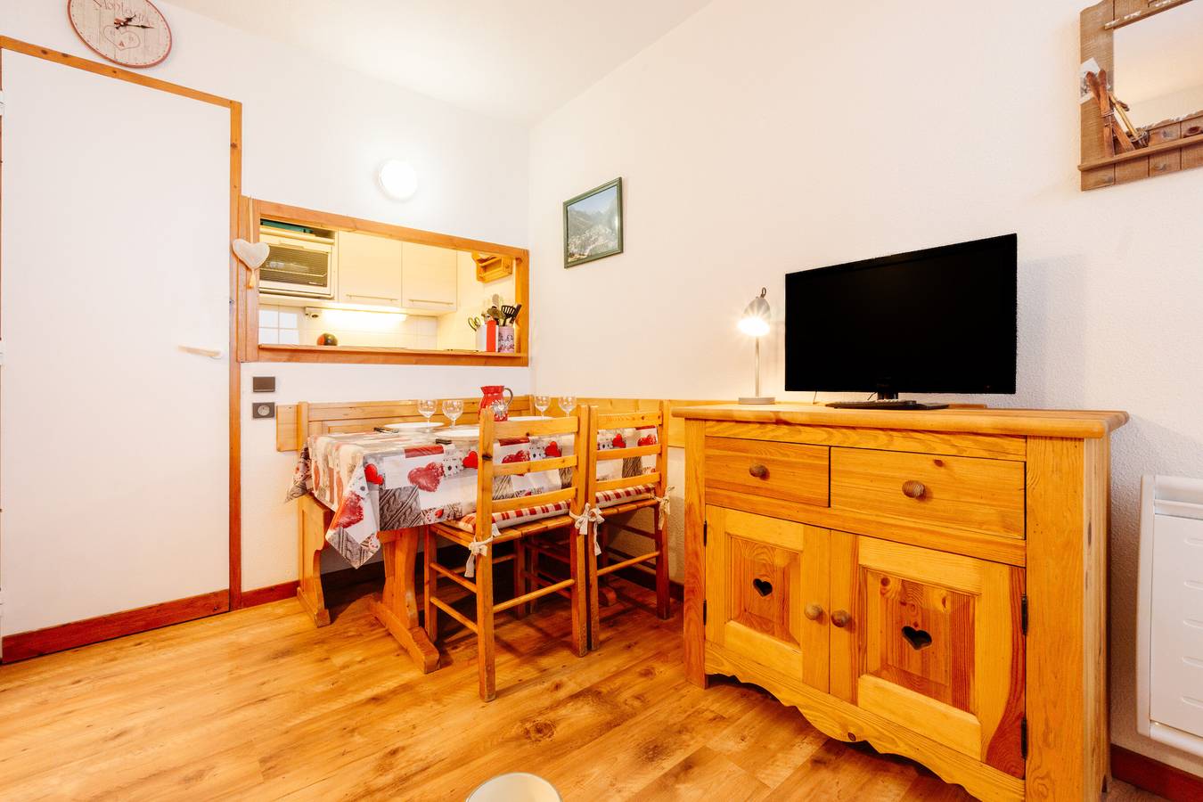 Entire studio, Apartment "L'Edelweiss" with Mountain View and Balcony in Valfréjus, Modane