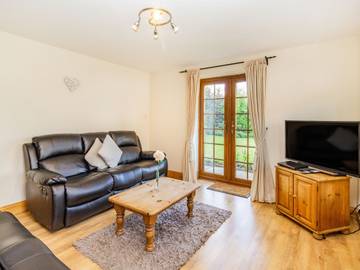 Log Cabin for 4 People in Chorley, Lancashire, Photo 2