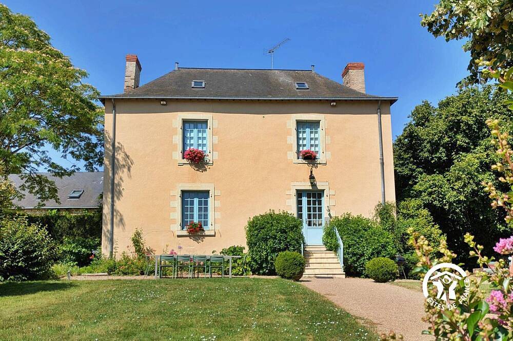 Charmante maison de maître au bord d'un étang avec activités et équipements familiaux à Cossé-le-Vivien in Cossé-le-Vivien, Mayenne