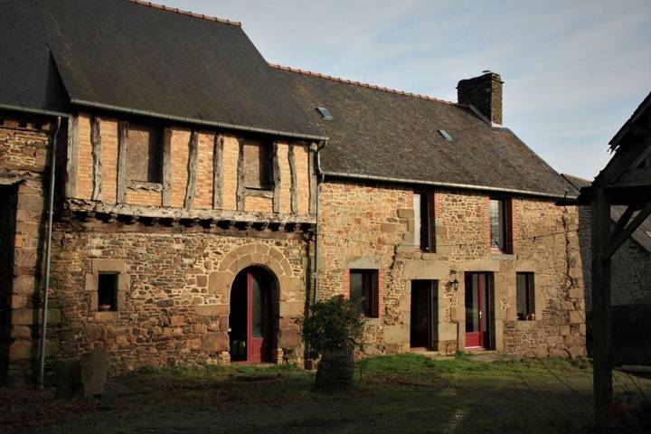 Location de vacances pour 4 personnes, avec Terrasse et Jardin ainsi que Piscine et Vue à Bazouges-la-Pérouse