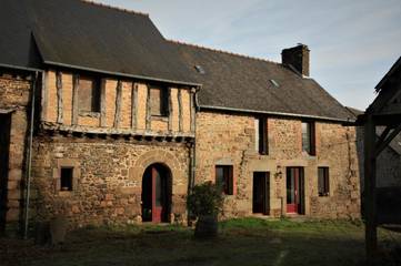 Gîte pour 4 personnes, avec jardin ainsi que vue et piscine à Bazouges-la-Pérouse