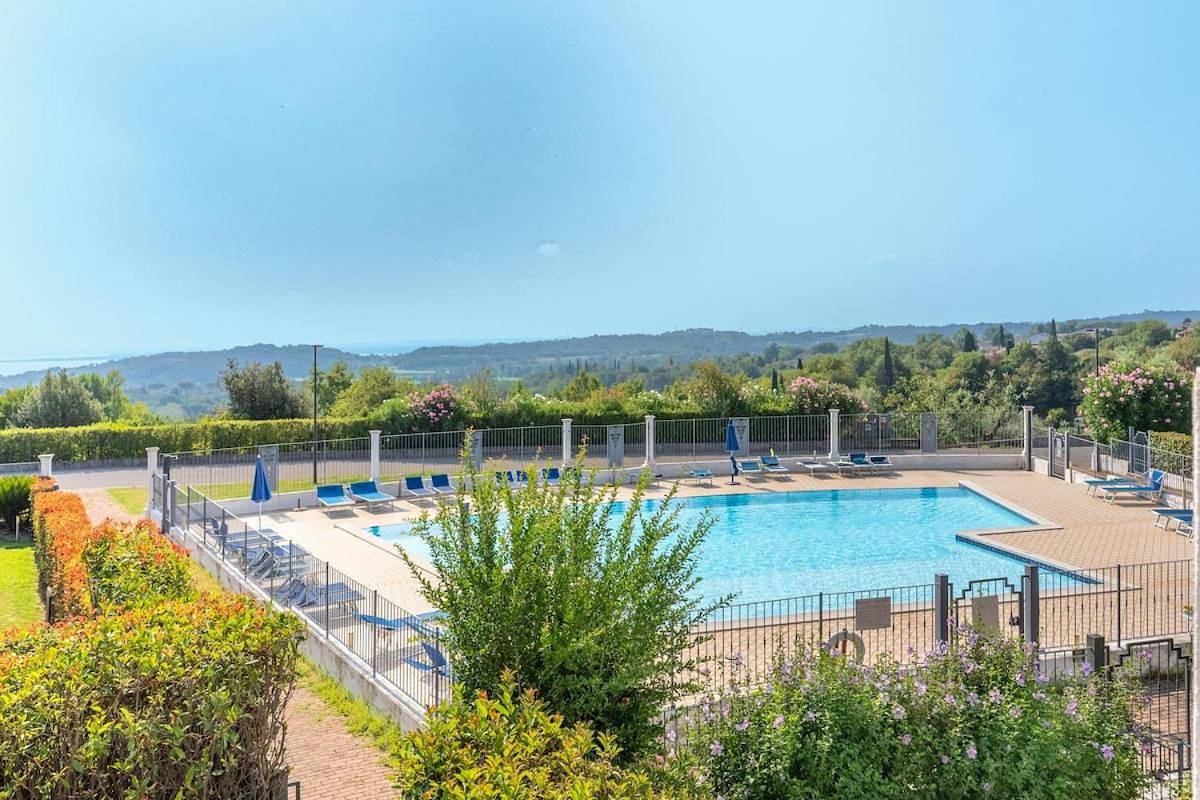 Villa Bellavista - Terrazza Vista Lago e Piscina in Padenghe sul Garda, Prealpi Gardesane