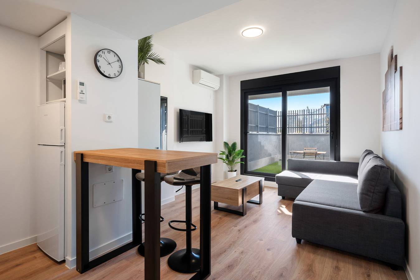 Ganze Wohnung, Apartamento reformado con garaje y piscina de alquiler temporal in San Sebastián de los Reyes, Madrid Province