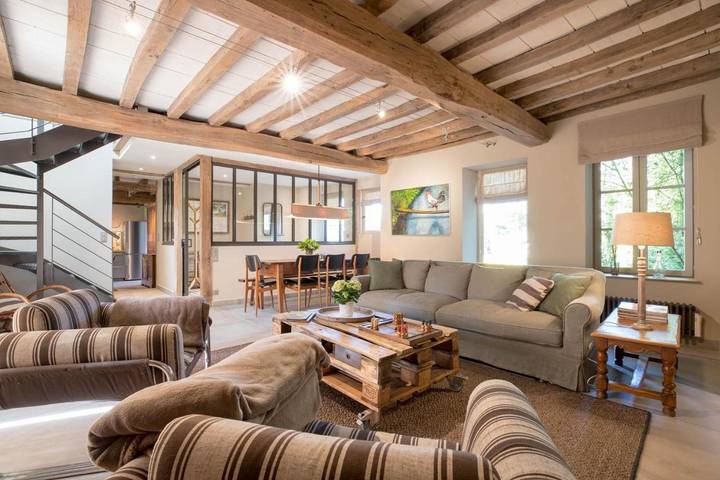 Location de vacances pour 4 personnes, avec vue et jardin à Levernois