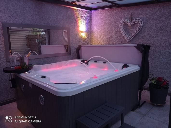Chambre d’hôte pour 2 personnes, avec Jacuzzi ainsi que Terrasse et Jardin