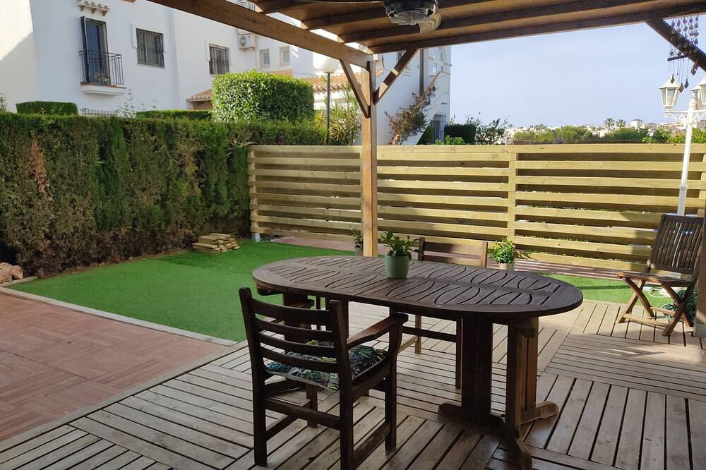 Entire apartment, Spacious and bright apartment 700m from the beach in Playa Flamenca, Orihuela