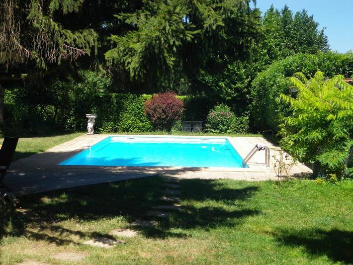 Location de vacances pour 2 personnes, avec terrasse ainsi que piscine et jardin à Collonges-au-Mont-d'Or - 2