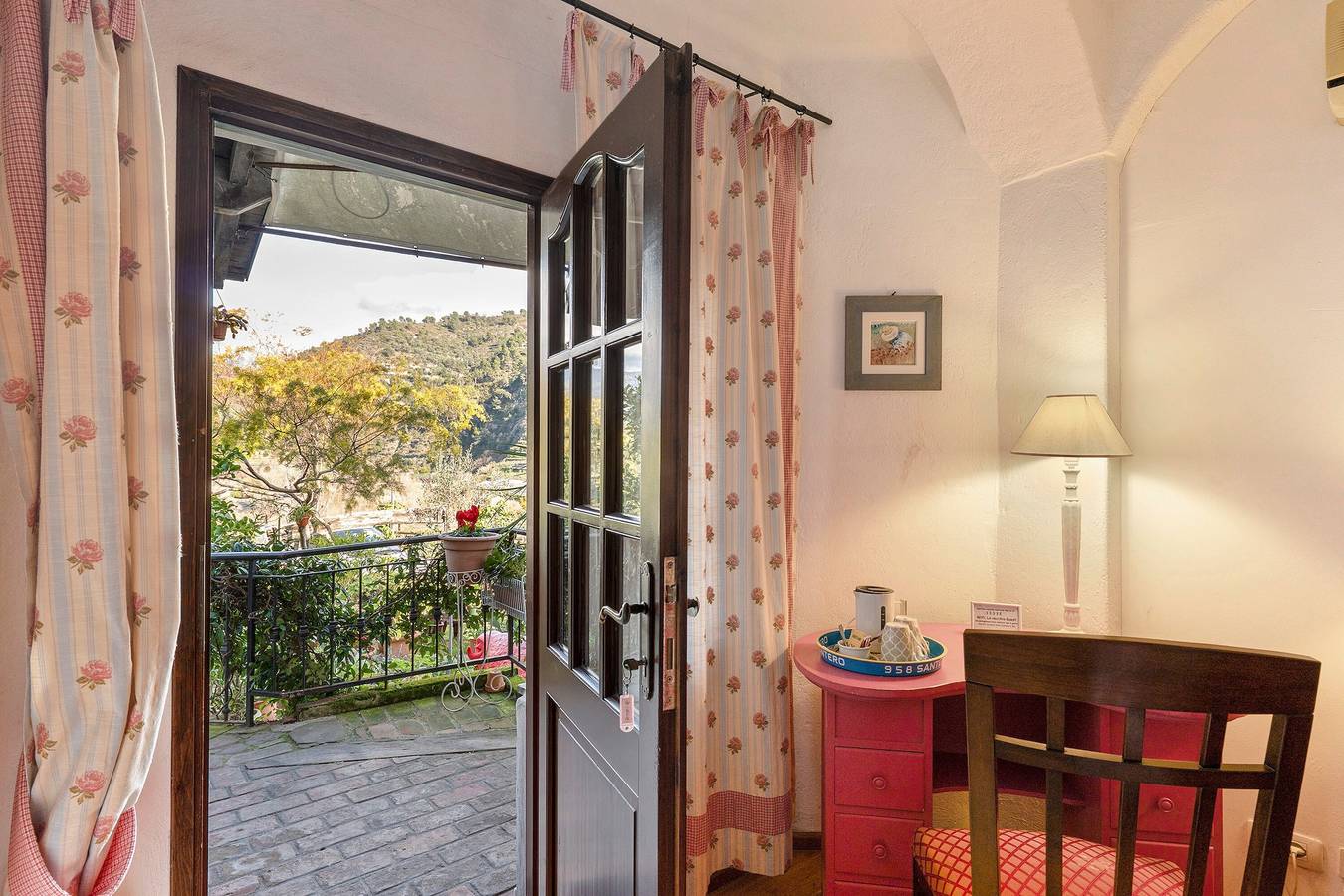 Camera 'Rosa' con Vista Montagna, Wi-Fi e Aria Condizionata in Dolceacqua, Alpi Liguri