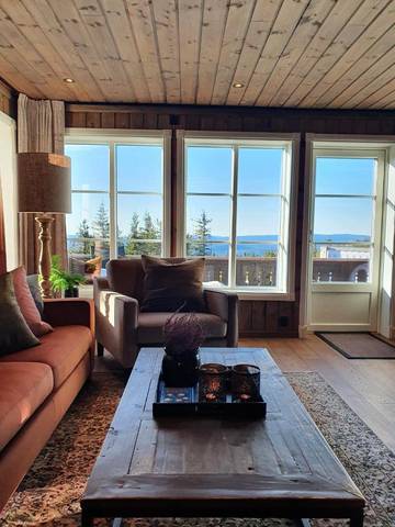 Gîte pour 8 personnes, avec vue ainsi que sauna et terrasse dans Bø