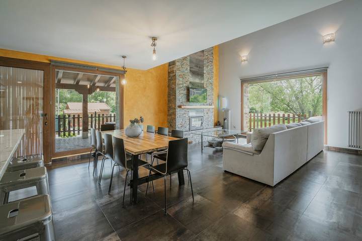 Chalet para 13 personas, con Jacuzzi además de Jardín y Piscina para niños en Soria