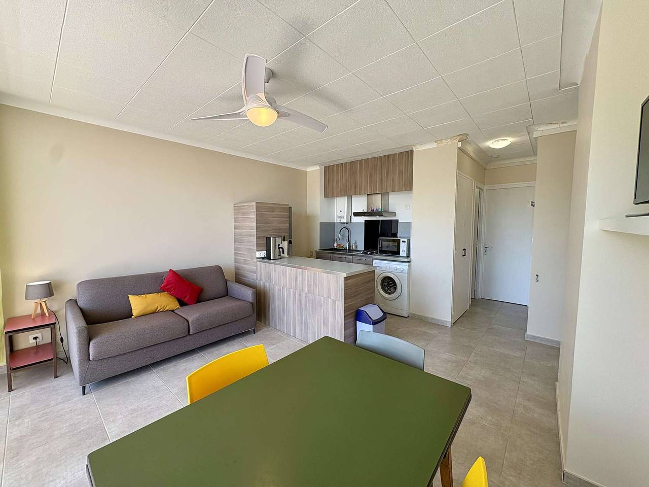 Appartement entier, Appartement 2 pièces pour 5 - Proche plage avec terrasse et parking in Port-la-Nouvelle, Côte méditerranéenne (France)