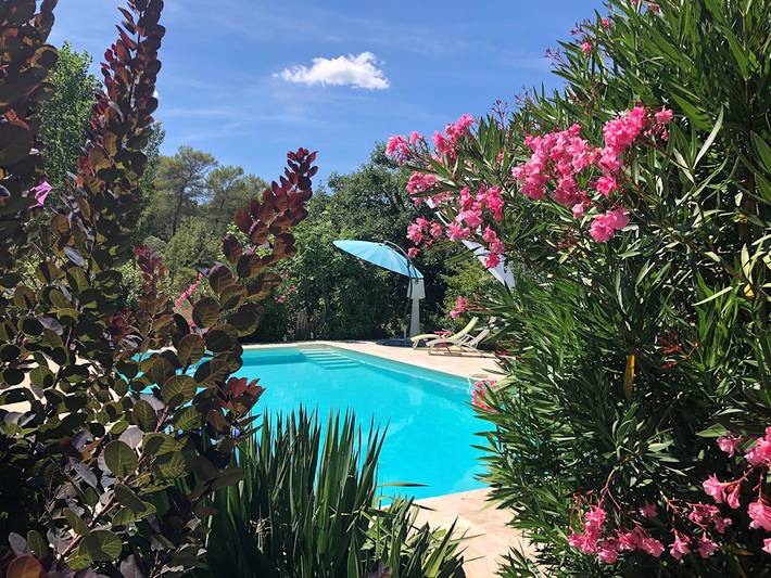 Gîte pour 2 personnes, avec jardin ainsi que terrasse et piscine