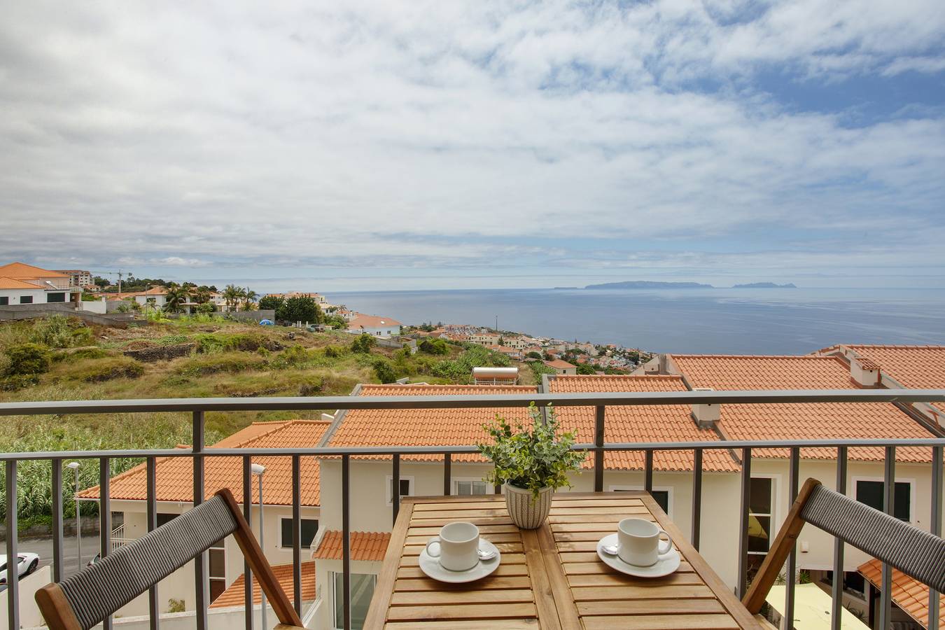 Ganze Wohnung, Apartment 'Ti Clara View' mit Meerblick, Balkon und Wlan in Caniço, Madeira