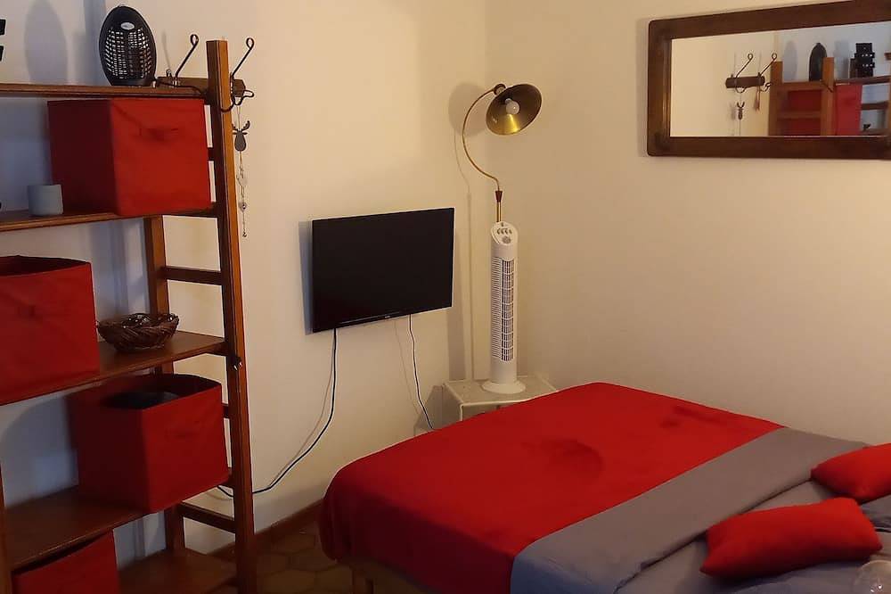 Entire apartment, Furnished studio in the countryside in Céret, Céret region