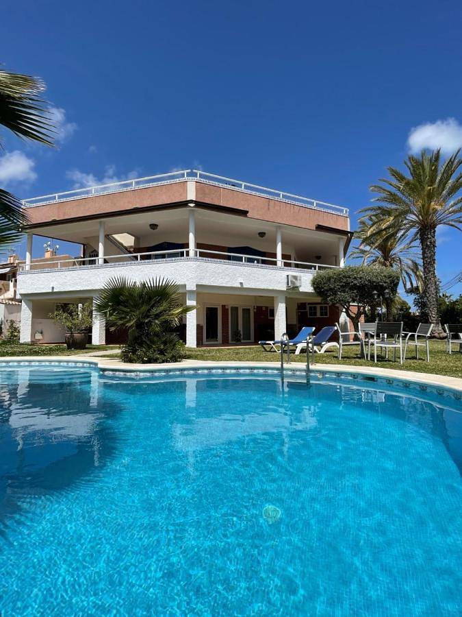 Alojamiento y desayuno para 2 personas, con Terraza y Jardín además de Piscina y Vistas en Guardamar del Segura
