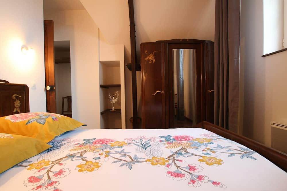 Encantadora casa de piedra en Villedieu con jardín in Villedieu-les-Poêles, Côte de la Déroute