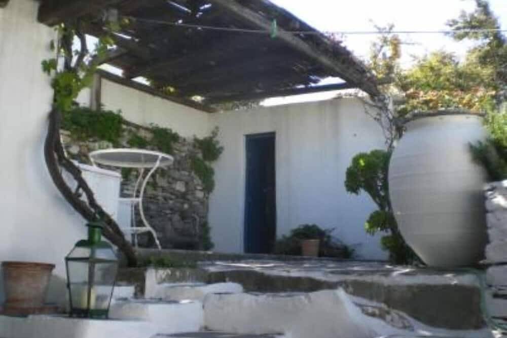 Artemonas: House with character in Apollonia, Cyclades