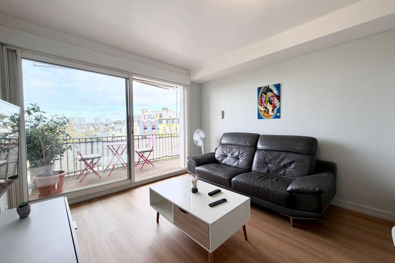 Appartement entier, Séjour tout confort entre centre-ville et plage in Lorient, Côte des Mégalithes