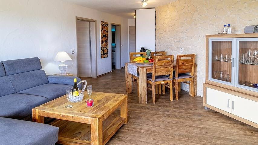 Ferienwohnung für 4 Personen, mit Whirlpool und Sauna sowie Balkon in Schalkenmehren