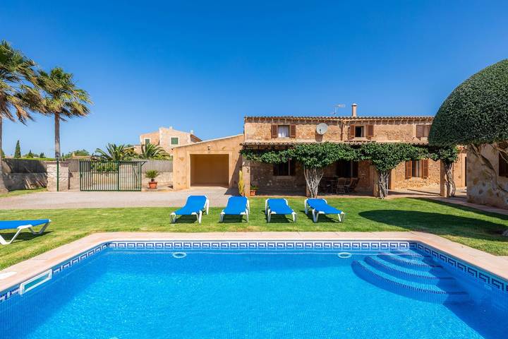 Preciosa casa rural con piscina, jardín, terraza, aire acondicionado y Wi-Fi in Campos, Mallorca Sur