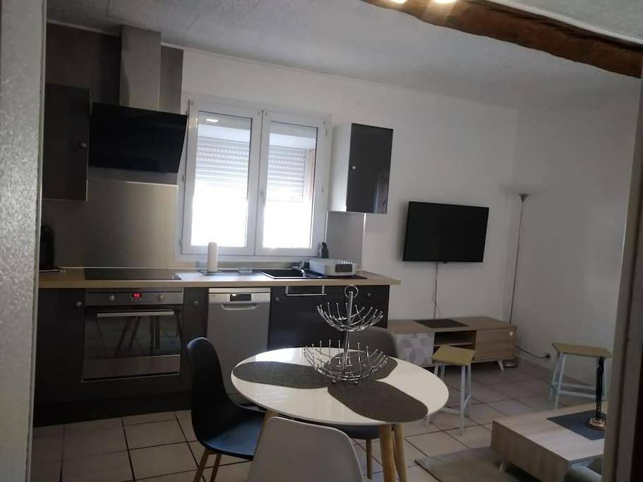 Appartement entier, One-Bedroom Apartment in Saint-Laurent-de-la-Salanque, Côte d'Améthyste