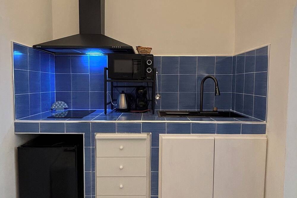 Camera Il Vico – Charming Historic Room with Kitchenette, Sleeps 4 in Pulsano, Golfo de Tarento