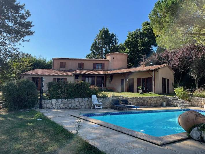 Location de vacances pour 13 personnes, avec jacuzzi ainsi que jardin et piscine à Mongauzy