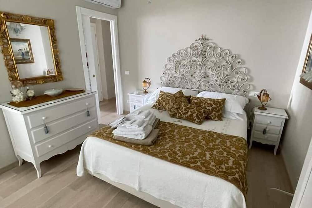 Entire apartment, Elegant apartment with private swimming pool in Poggio del Sole, Albissola Marina