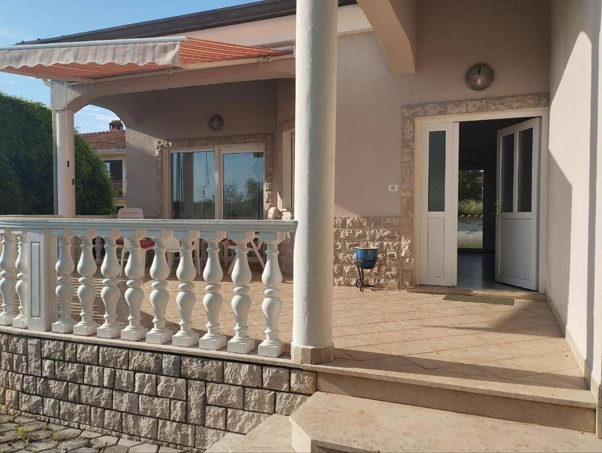 A holiday home "Michel" with a large terrace in Juricani, Umag und Umgebung