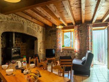 Gîte pour 6 Personnes dans La Fage-Saint-Julien, L'Aubrac, Photo 2