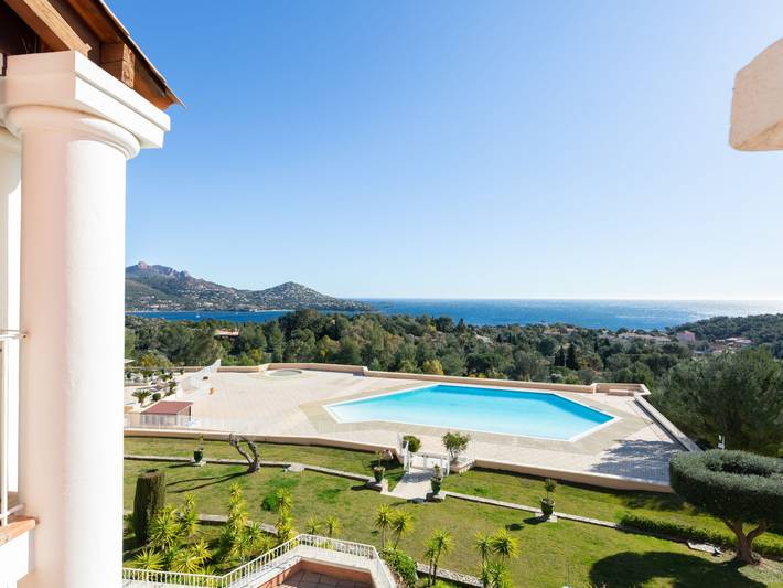 Location de vacances pour 4 personnes, avec terrasse ainsi que jardin et bassin pour enfant dans Le Dramont