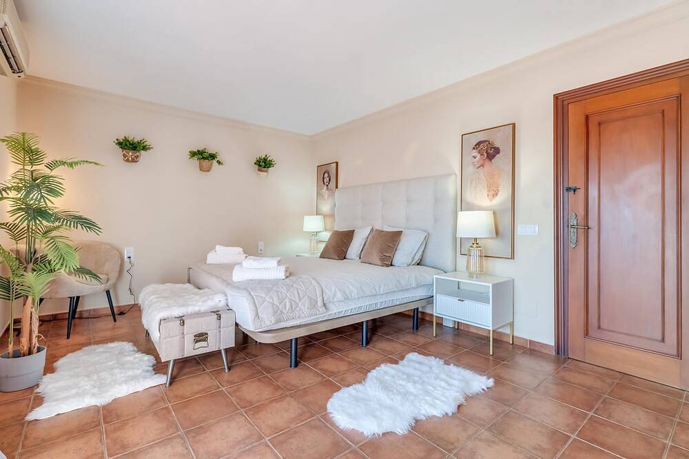 Classic 5 Bdrm Andalucian Villa w Pool & Sea View in Marbella Centre, Marbella