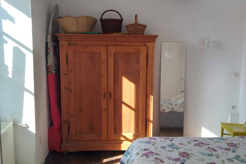 Ganze Wohnung, Downtown apartment with garden in Avallon, Naturpark Morvan