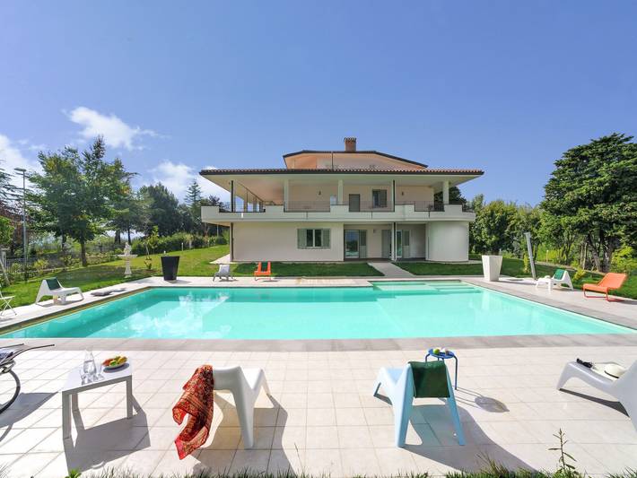 Agriturismo per 4 persone, con Terrazza e Giardino nonché Piscina a Mondaino