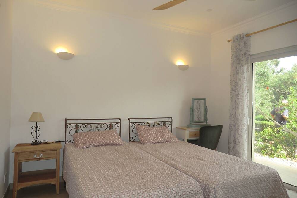 Beautiful villa near Meia Praia, Lagos with solar heated pool & lots of space in São Sebastião, São Gonçalo de Lagos