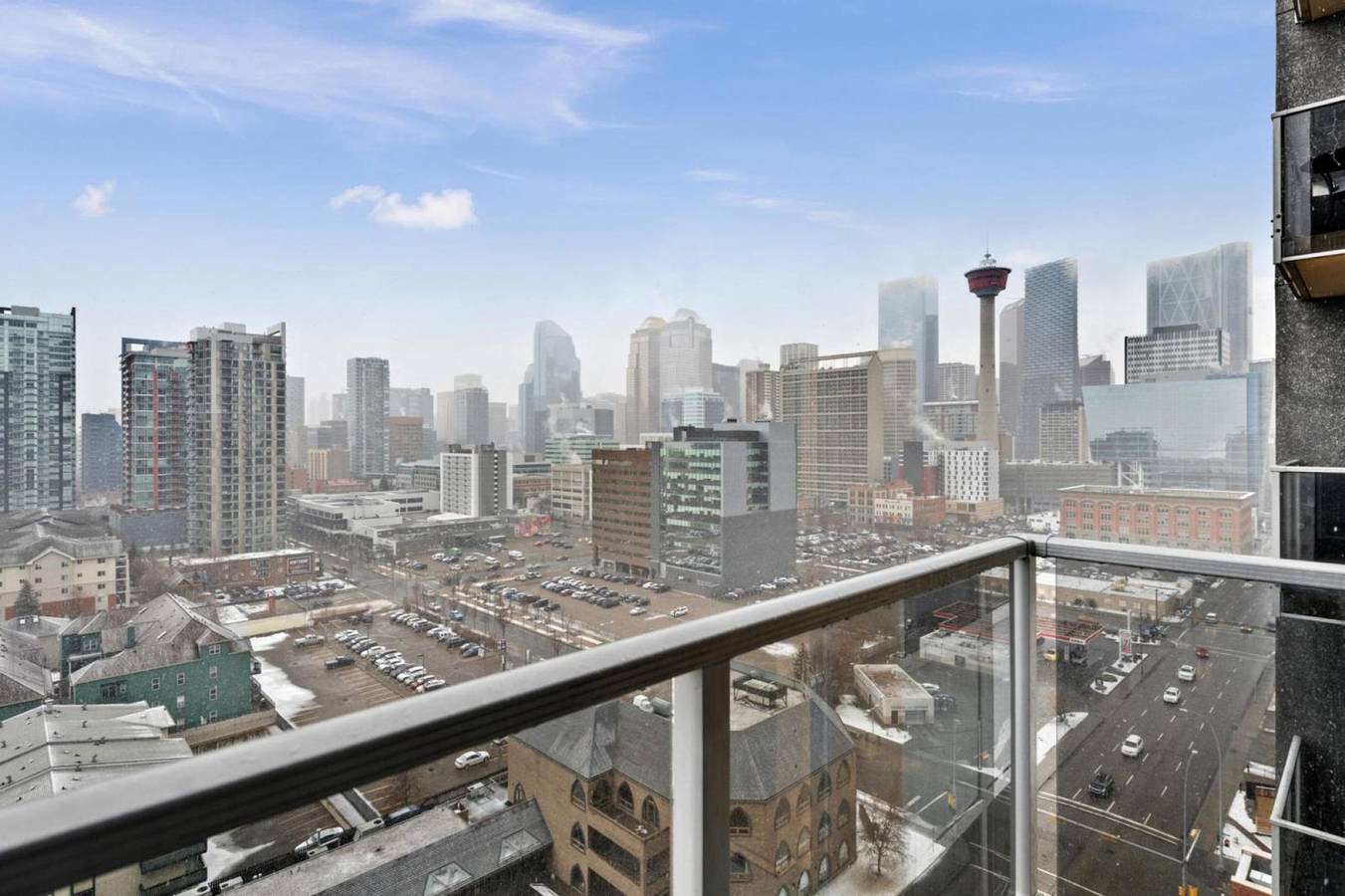 Entire apartment, Modern Dt Condo. Balcony. Parking. Gym. Hot Tub in Calgary, Canadian Rocky Mountains