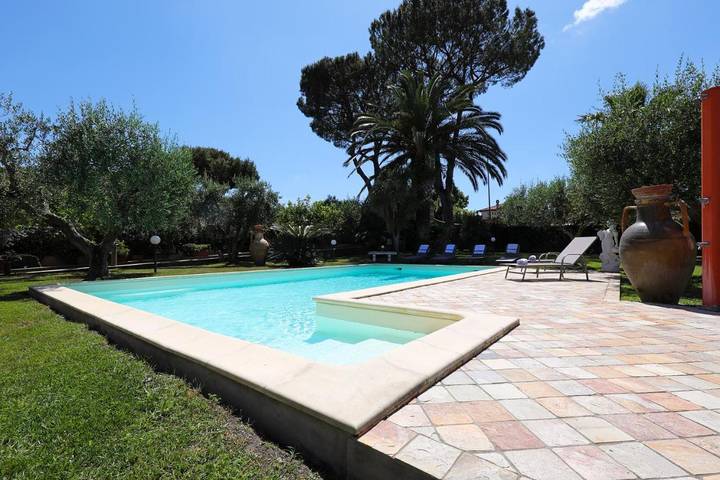Villa pour 4 personnes, avec Balcon et Terrasse ainsi que Jardin et Piscine à Rome