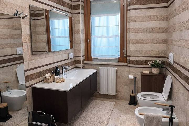 Apartamento entero, Casa Terzi apartamento en primera planta con ascensor y aparcamiento gratuito in Bolonia, Provincia de Bologna